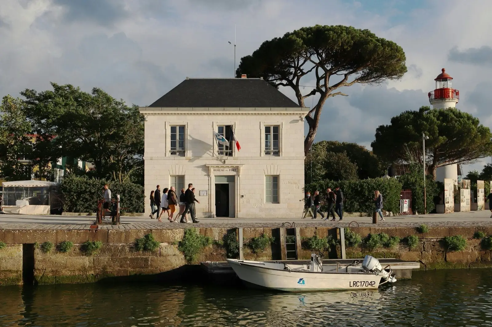 Bâtiment d'accueil touristique au bord de l'eau